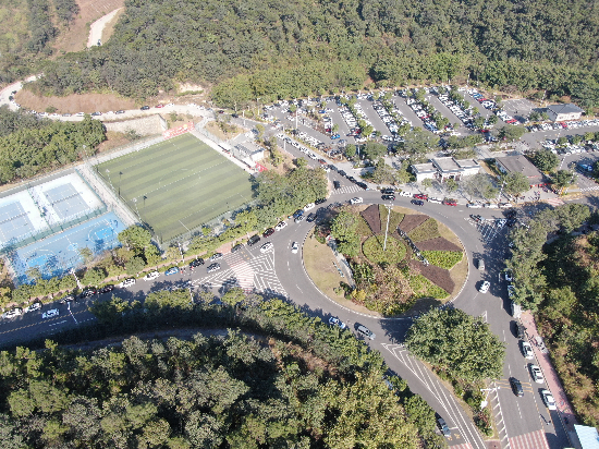 大雁山風景區(qū)游客車輛秩序井然.jpg