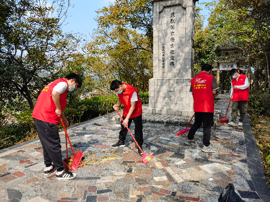 清明節(jié)來臨之際，宅梧鎮(zhèn)退役軍人服務(wù)站工作人員發(fā)動退役軍人僑都星火志愿服務(wù)隊對我鎮(zhèn)四座烈士紀(jì)念碑進行巡查、打掃清潔工作，志愿服務(wù)隊們也是“收獲滿滿”啊3.jpg