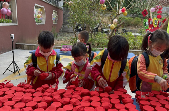 宅梧鎮(zhèn)中心幼兒園為孩子們精心策劃了“幸運拆盲盒”獨特的開學儀式，在踏入幼兒園門口的一剎那，就給了孩子們一個大大的驚喜。.png